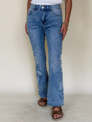 [TRIBAL] Sophia Appliqued Curvy Flare Jeans