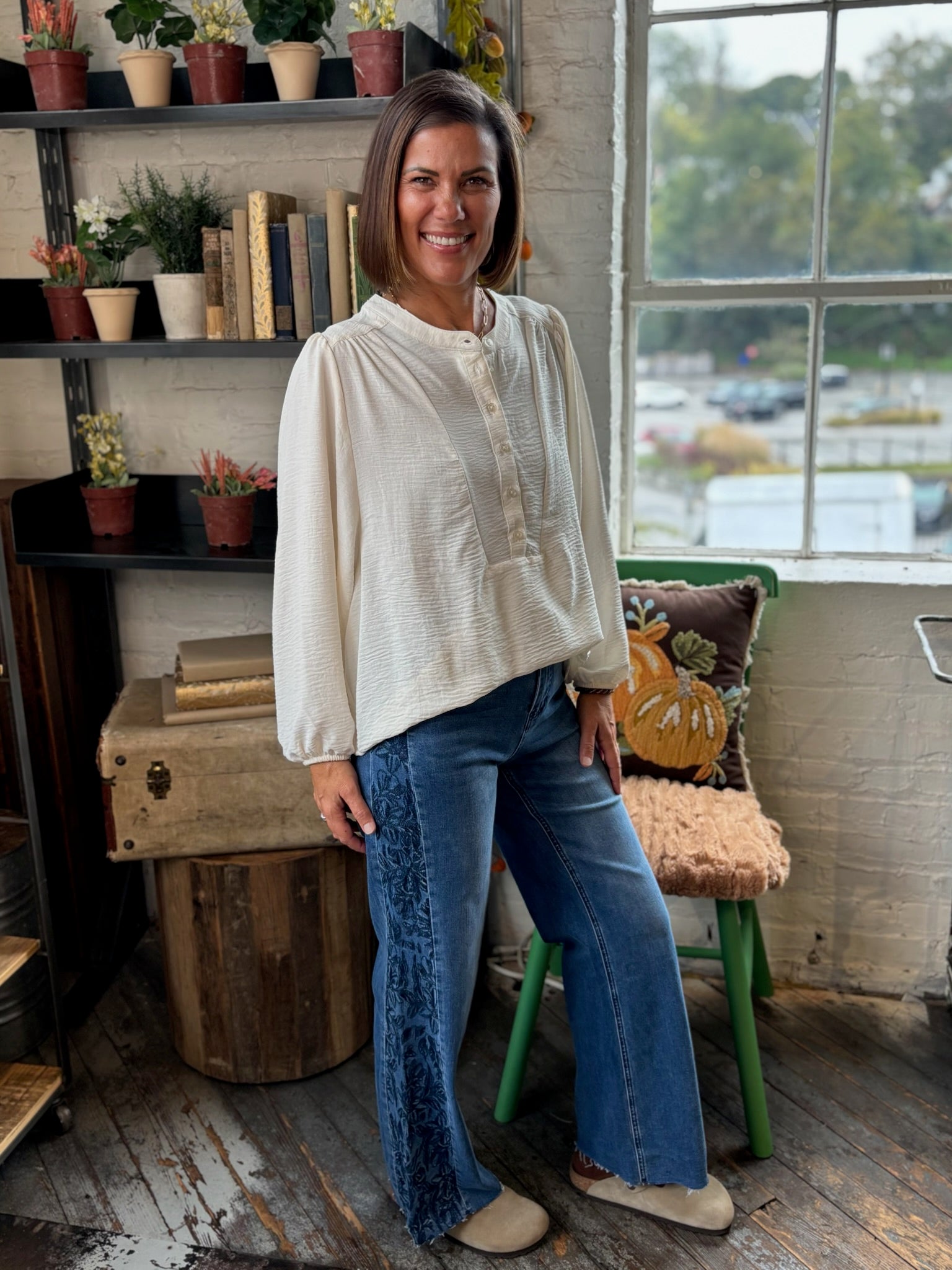 [TRIBAL] Brooke Fancy Embroidery Hugging Jeans