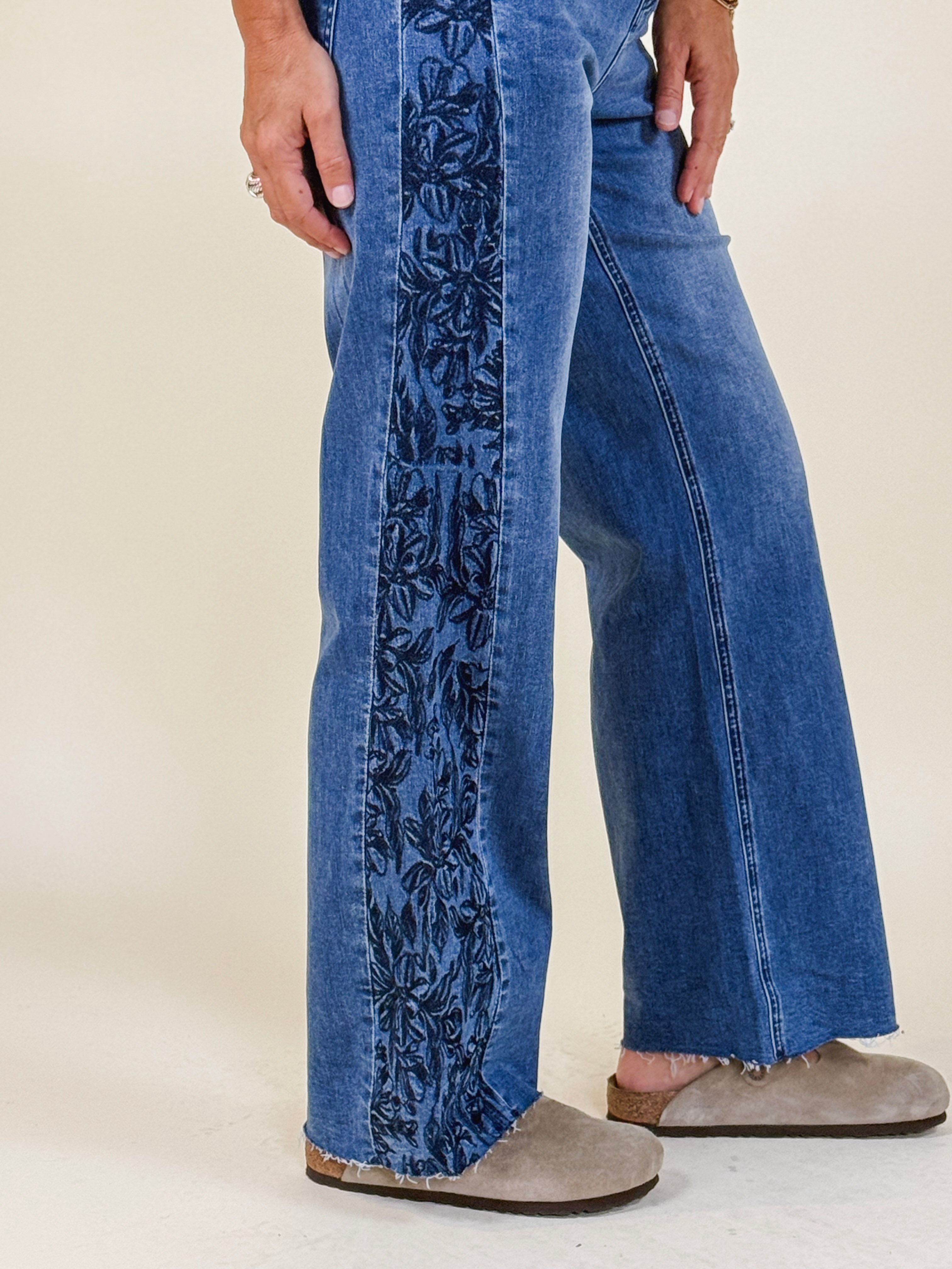 [TRIBAL] Brooke Fancy Embroidery Hugging Jeans